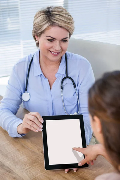 Médecin montrant tablette numérique au patient — Photo