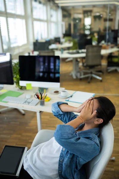 Esecutivo aziendale femminile frustrato — Foto Stock