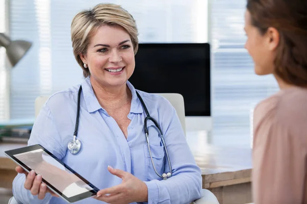 Médico interactuando con el paciente — Foto de Stock