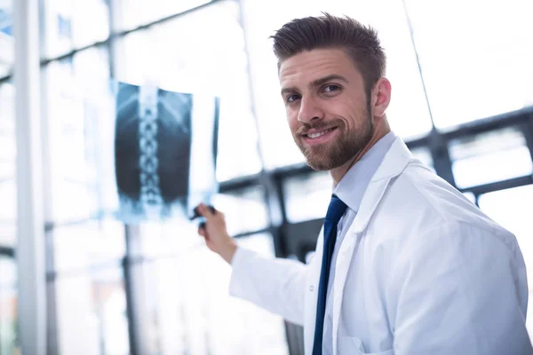 Arzt mit Röntgenbericht — Stockfoto