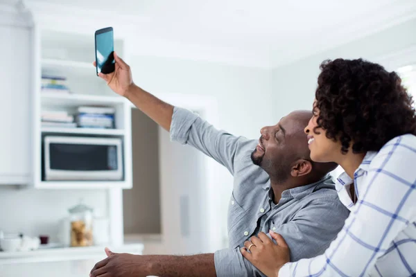 Par med Selfie på telefon — Stockfoto