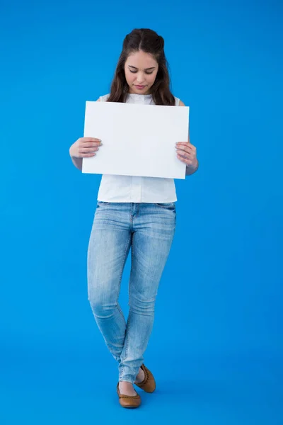 Vrouw met een leeg bordje — Stockfoto