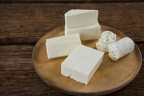 Formaggio di capra su tavola di legno — Foto Stock