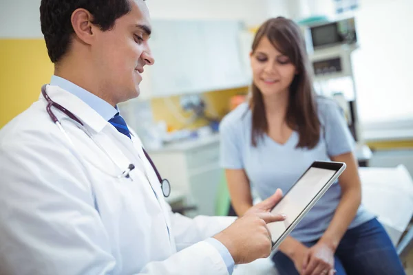 Lekarz za pomocą tabletu podczas konsultacji pacjent — Zdjęcie stockowe