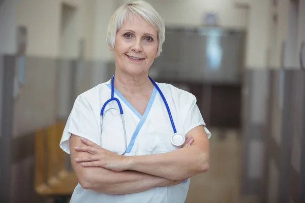 Жіноча медсестра стоїть в коридорі — стокове фото