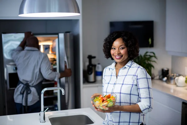 Жінка тримає тарілку салату — стокове фото