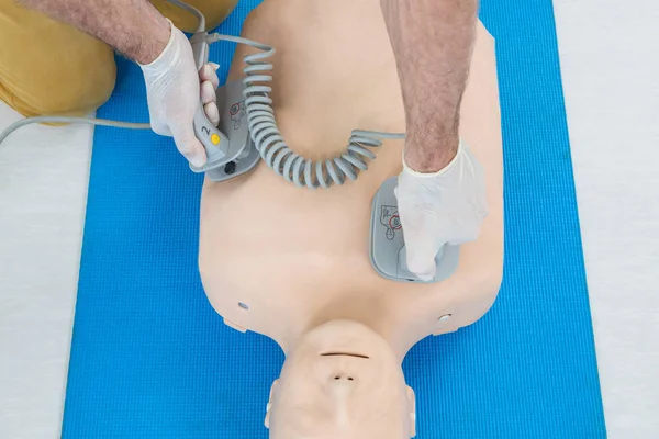 Paramedic practicing resuscitation on dummy — Stock Photo, Image