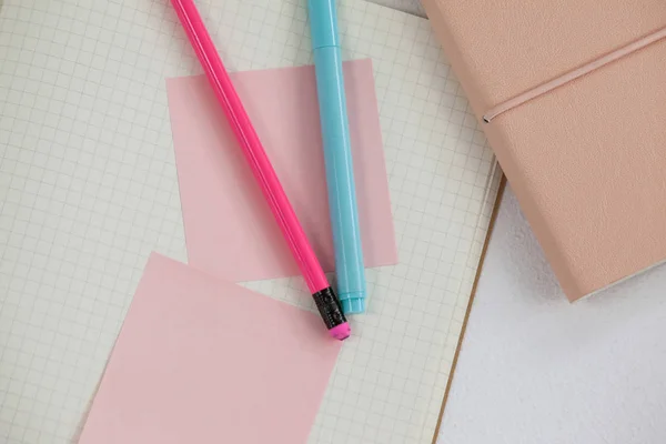 Олівець, ескізна ручка, липкі ноти на щоденнику — стокове фото