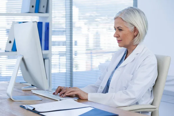 Médica feminina trabalhando no computador — Fotografia de Stock