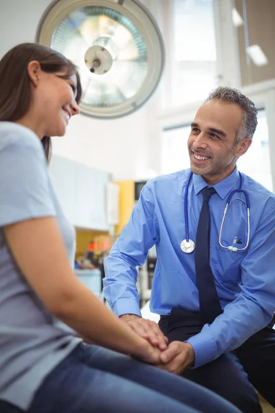 Medico che interagisce con il paziente — Foto Stock