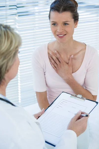 Patient consulting a doctor — Stock Photo, Image