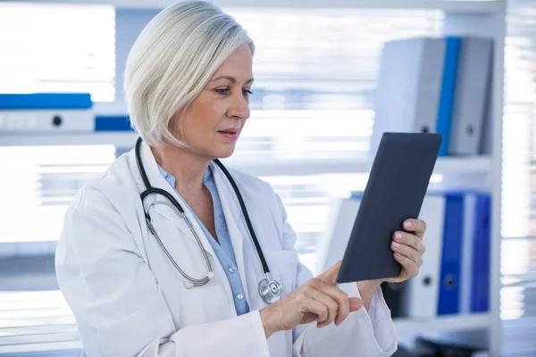 Doctor using digital tablet — Stock Photo, Image