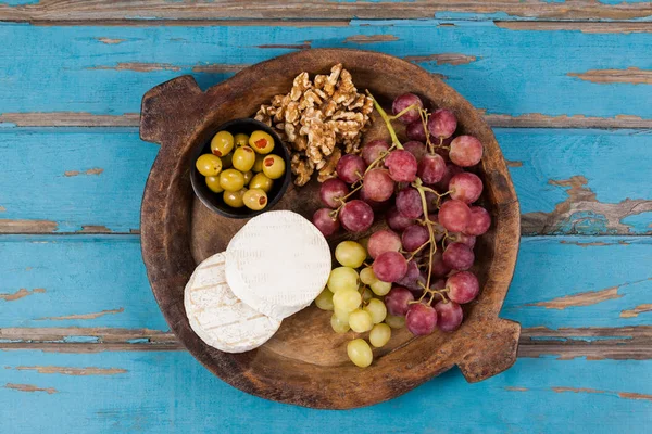 Сыр, виноград, оливки и грецкие орехи — стоковое фото