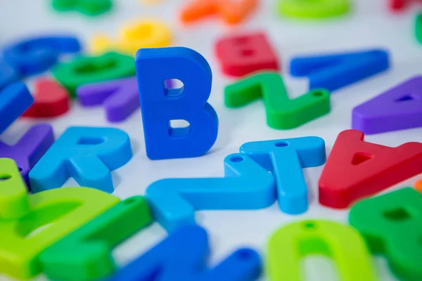 B abeceda stojící mezi hračky abeceda — Stock fotografie