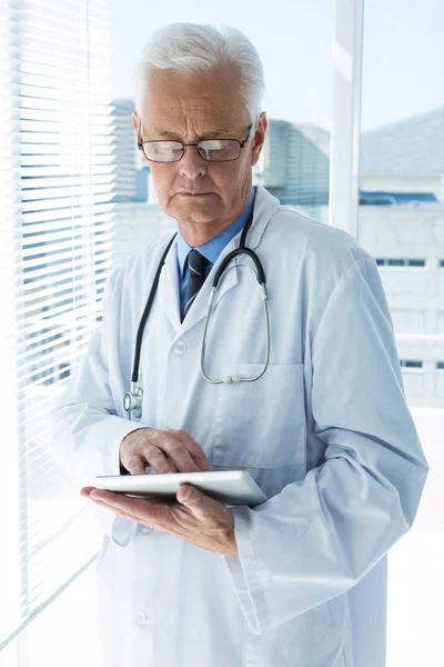 Médecin utilisant une tablette numérique — Photo