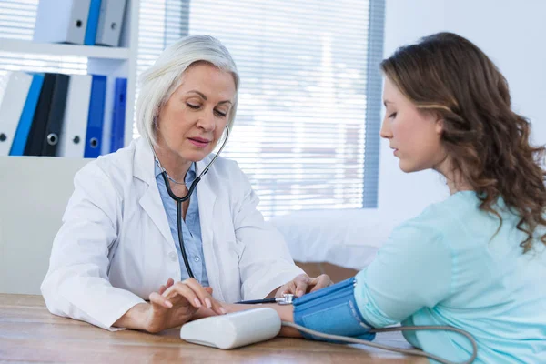 Arzt überprüft Blutdruck des Patienten — Stockfoto