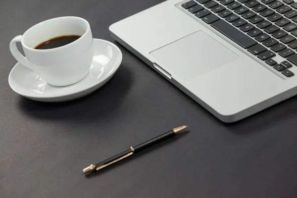 Xícara de café, laptop e caneta — Fotografia de Stock