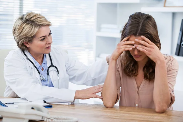 Médico femenino consolando a un paciente —  Fotos de Stock