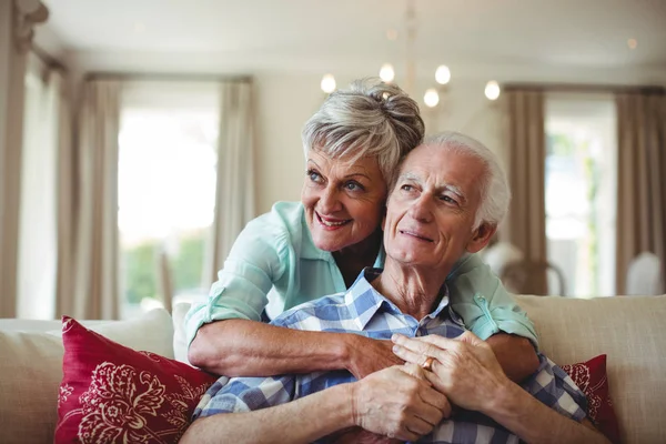 Äldre par avkopplande på soffan i vardagsrummet — Stockfoto