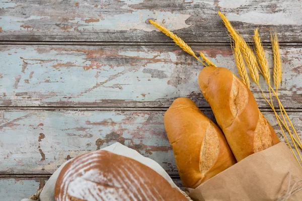 Pães de pão na mesa de madeira — Fotografia de Stock