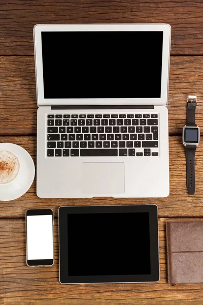 Laptop, smartwatch, smartphone och surfplatta — Stockfoto