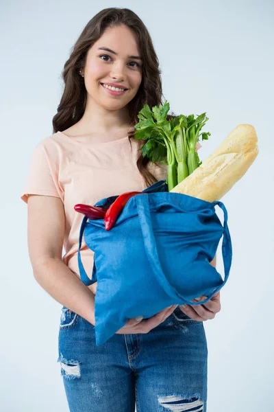 女性キャリング食料品の袋 — ストック写真