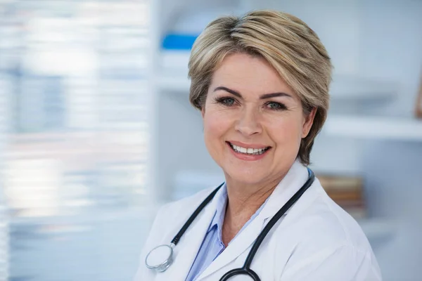 Усміхнена впевнена жінка-лікар — стокове фото