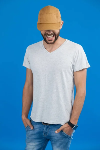 Hombre alegre en gorra — Foto de Stock