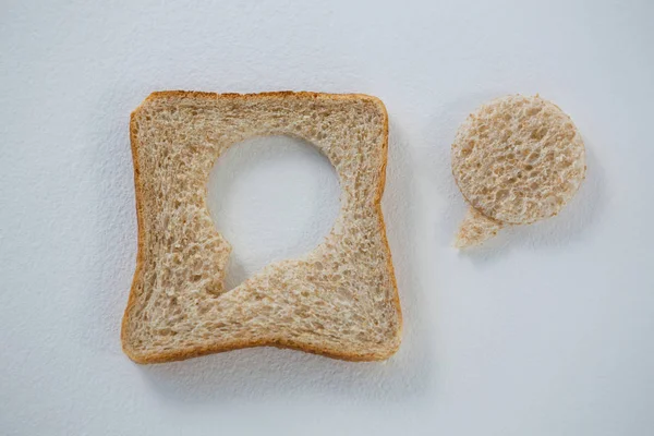Ekmek dilimi üzerinde dairesel şekil — Stok fotoğraf