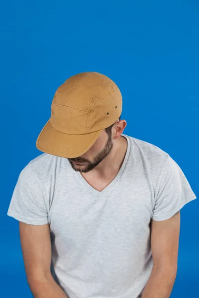 Hombre con gorra sentado — Foto de Stock