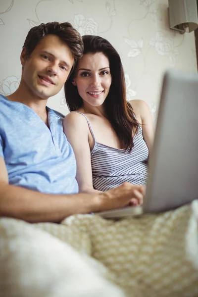 Ζευγάρι χρησιμοποιώντας φορητό υπολογιστή στο κρεβάτι — Φωτογραφία Αρχείου