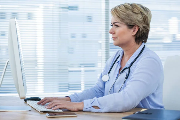 Female doctor working on computer — Stock Photo, Image