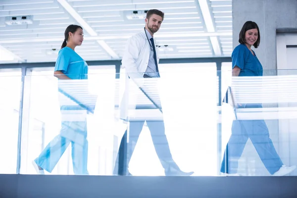 Arts met verpleegkundigen wandelen in gang — Stockfoto