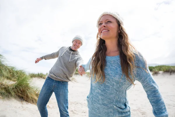 Ältere Paare genießen am Strand — Stockfoto