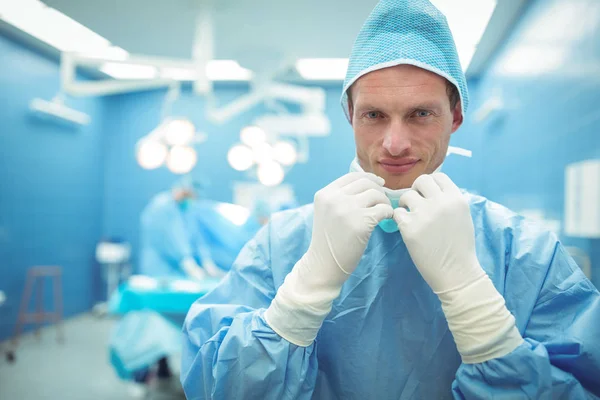 Male surgeon wearing surgical mask — Stock Photo, Image