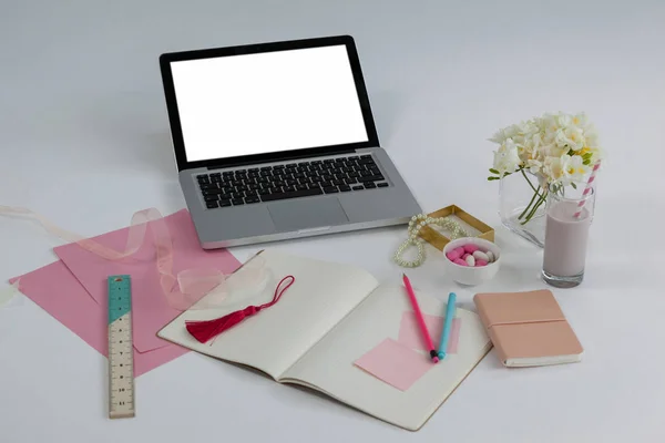 Laptop, dagboek, liniaal, pagina's, kleverige nota's, bloemen — Stockfoto