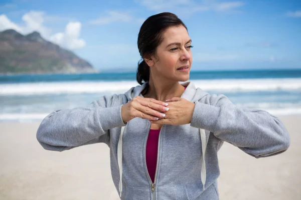 Mature woman performing stretching exercise — Stock Photo, Image