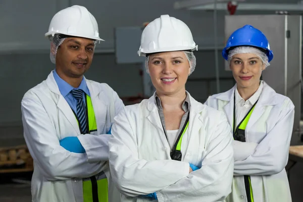 Equipe de techniciens avec bras croisés — Photo