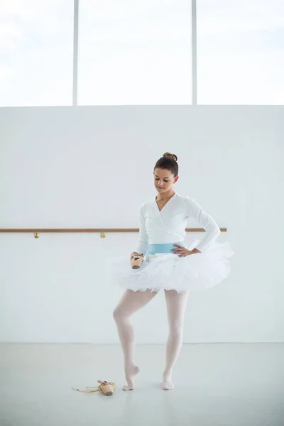 Bailarina usando sapatos de balé — Fotografia de Stock
