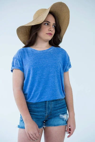 Güzel kadın mavi üst ve şapka — Stok fotoğraf