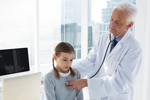 Médico examinando a un paciente — Foto de Stock