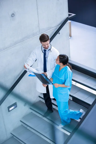 Läkare och sjuksköterska diskutera över betänkandet — Stockfoto