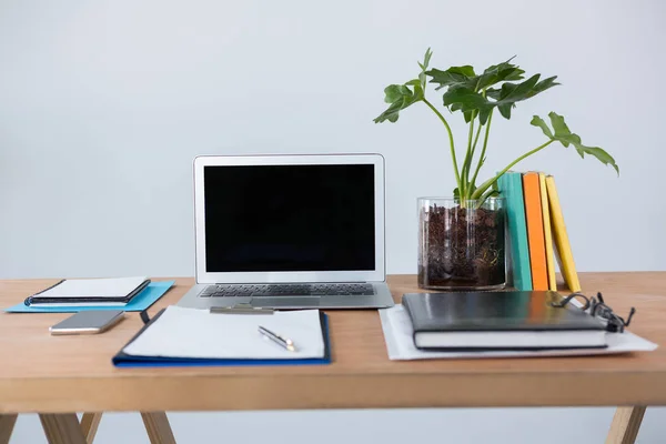 Laptop met mobiele telefoon, Klembord — Stockfoto