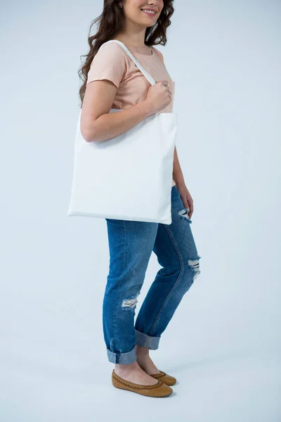 Güzel bir kadın alışveriş çantası taşıyor — Stok fotoğraf