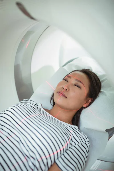 Nahaufnahme des Patienten, der sich einem ct-scan-Test unterzieht — Stockfoto