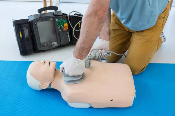 Paramedic practicing resuscitation on dummy — Stock Photo, Image