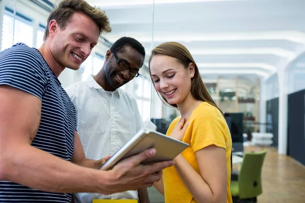 Diseñadores gráficos usando tableta digital — Foto de Stock