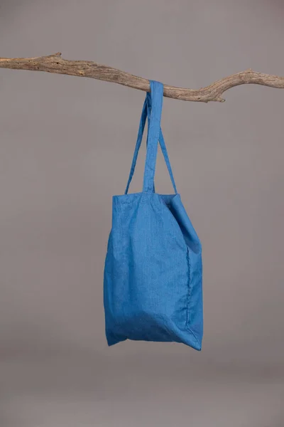 Bolso azul colgado en una rama de árbol —  Fotos de Stock