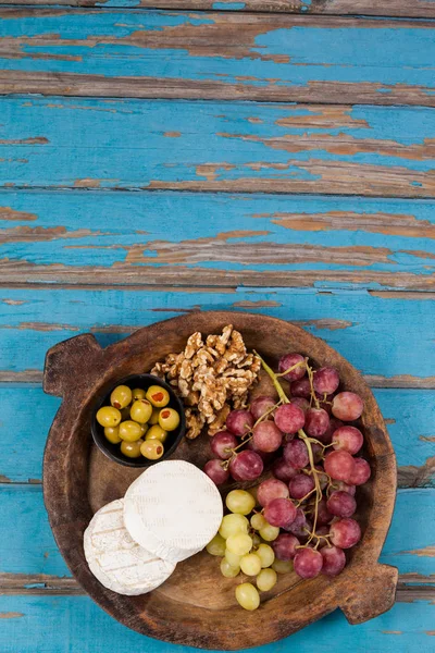 Cheese, grapes, olives and walnuts — Stock Photo, Image