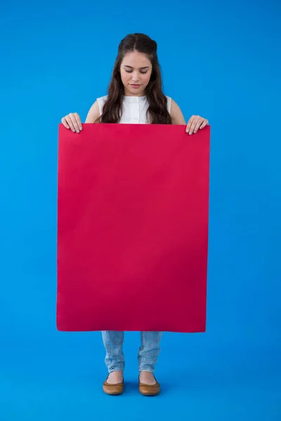 Kvinna som håller ett tomt plakat — Stockfoto